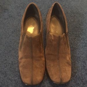 Liz Claiborne charcoal gray pumps